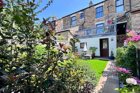 3 bedroom terraced house for sale, Tredcroft Street, Glossop, SK13