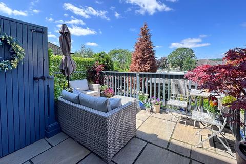 3 bedroom terraced house for sale, Tredcroft Street, Glossop, SK13