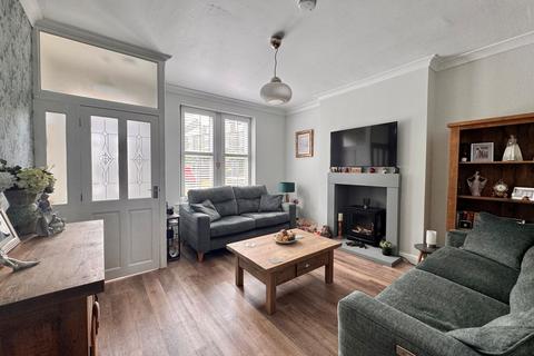 3 bedroom terraced house for sale, Tredcroft Street, Glossop, SK13
