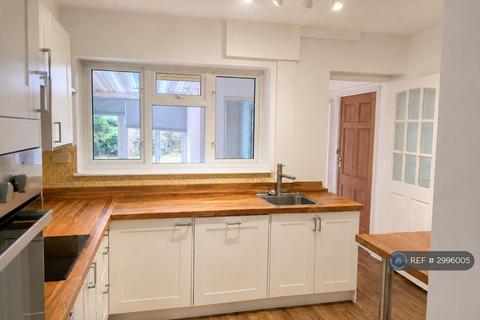 3 bedroom terraced house to rent, Brumfield Road, Epsom, KT19