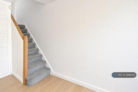 3 bedroom terraced house to rent, Brumfield Road, Epsom, KT19