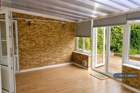 3 bedroom terraced house to rent, Brumfield Road, Epsom, KT19