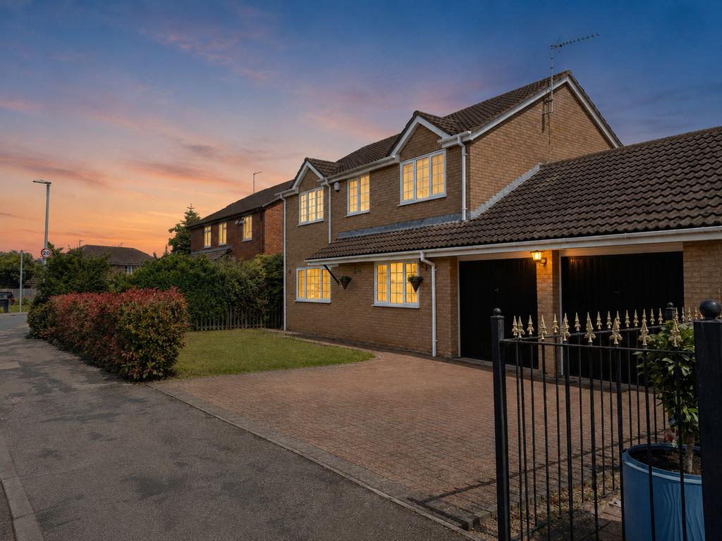Detached house exterior, driveway, garage