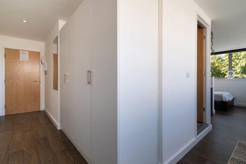 Studio to rent, Armada House Superior Corner Studio