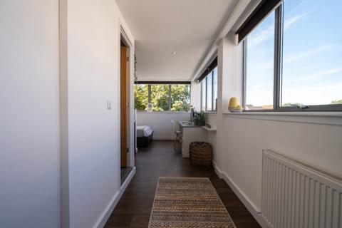 Studio to rent, Armada House Superior Corner Studio