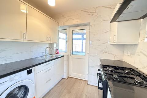 3 bedroom house to rent, Recreation Avenue, Romford