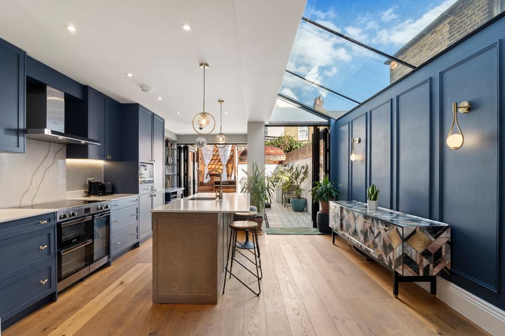 House in London, College Park - View 2