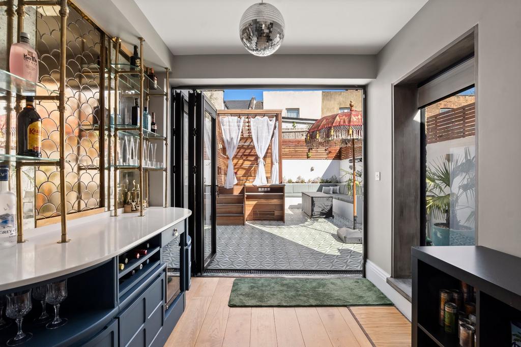 House in London, College Park - View 5