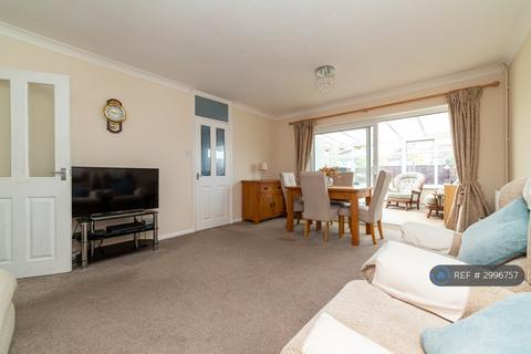 2 bedroom bungalow to rent, Romany Close, Letchworth, SG6