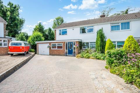 Avenue Close, Tadworth KT20
