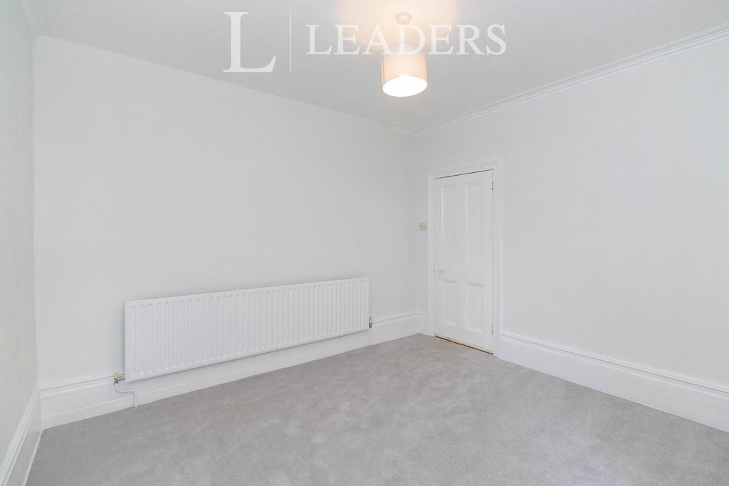 Apartment in New Malden - More