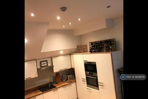 3 bedroom end of terrace house to rent, Shore Road, London, E9