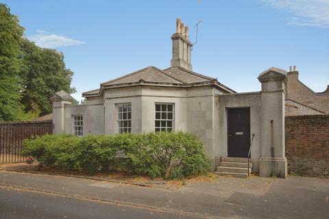 3 bedroom detached house to rent, Park Road, Isleworth