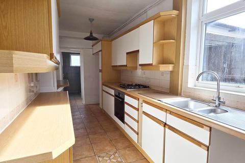 4 bedroom semi-detached house to rent, Lamborne Road, Leicester LE2