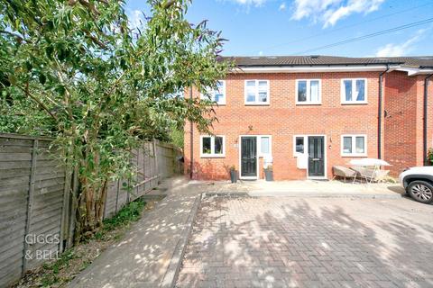 3 bedroom townhouse for sale, Deanes Close, Luton, Bedfordshire, LU1 5FE