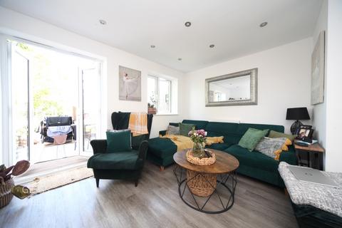 3 bedroom townhouse for sale, Deanes Close, Luton, Bedfordshire, LU1 5FE
