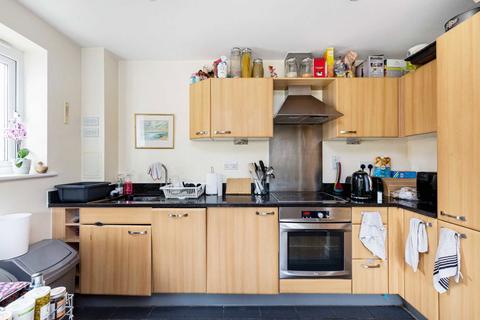2 bedroom flat to rent, Morton Close, London E1