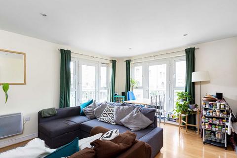2 bedroom flat to rent, Morton Close, London E1