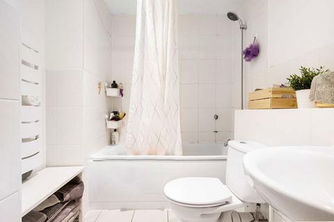 2 bedroom flat to rent, Morton Close, London E1