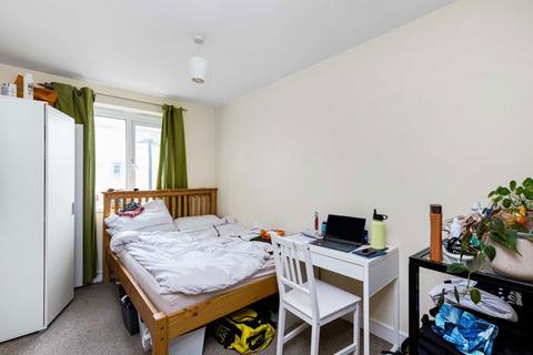 2 bedroom flat to rent, Morton Close, London E1