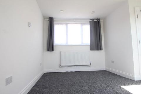 Studio to rent, Kensington Gardens Ilford