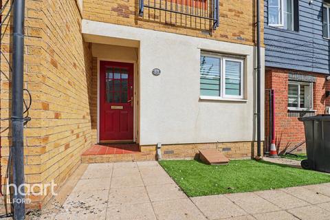 4 bedroom terraced house to rent, Blackthorn Road, Ilford