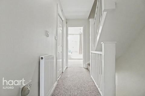 4 bedroom terraced house to rent, Blackthorn Road, Ilford