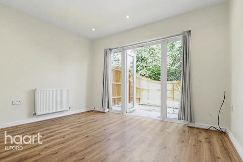 4 bedroom terraced house to rent, Blackthorn Road, Ilford