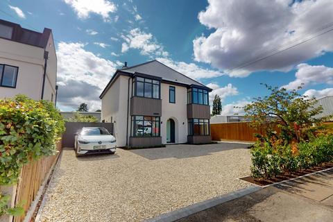 4 bedroom detached house for sale, Mead Road
