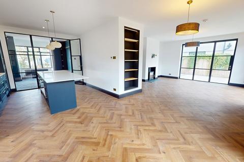 4 bedroom detached house for sale, Mead Road