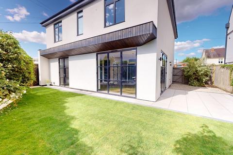 4 bedroom detached house for sale, Mead Road
