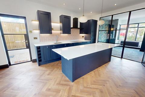 4 bedroom detached house for sale, Mead Road