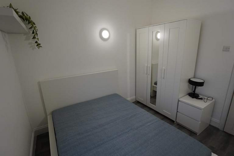 7 bedroom house share to rent, Harrow Road, London, IG11