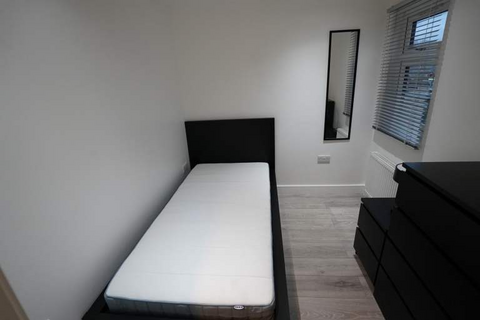 7 bedroom house share to rent, Harrow Road, London, IG11