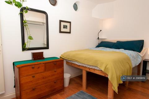 2 bedroom houseboat to rent, London, London, SW11