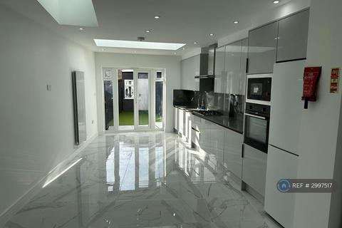 3 bedroom semi-detached house to rent, Hurstbourne Gardens, Barking, IG11