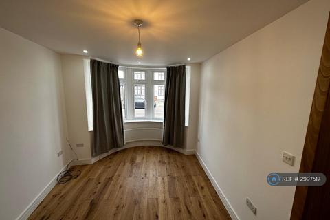 3 bedroom semi-detached house to rent, Hurstbourne Gardens, Barking, IG11