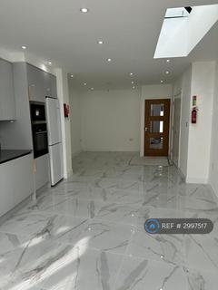 3 bedroom semi-detached house to rent, Hurstbourne Gardens, Barking, IG11