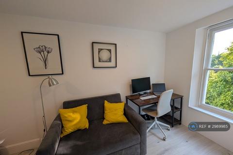 Studio to rent, Leinster Gardens, London, W2