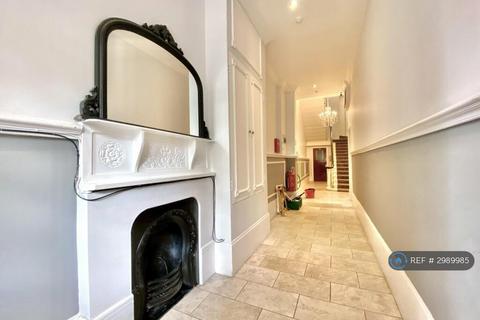 Studio to rent, Leinster Gardens, London, W2