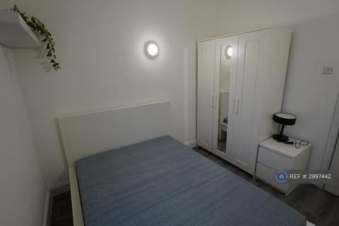 1 bedroom in a house share to rent, Harrow Road, Barking, IG11