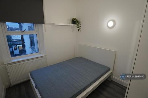 1 bedroom in a house share to rent, Harrow Road, Barking, IG11