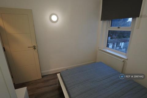1 bedroom in a house share to rent, Harrow Road, Barking, IG11