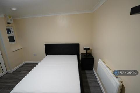 1 bedroom in a house share to rent, Harrow Road, Barking, IG11
