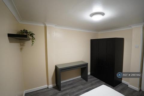 1 bedroom in a house share to rent, Harrow Road, Barking, IG11