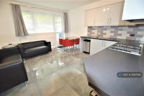 4 bedroom flat to rent, Scafell, London, NW1