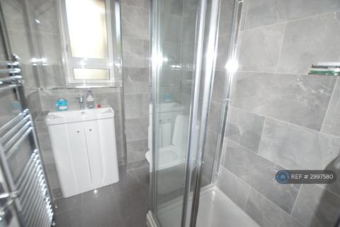 4 bedroom flat to rent, Scafell, London, NW1