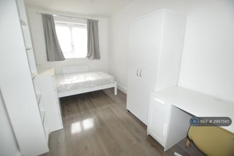 4 bedroom flat to rent, Scafell, London, NW1