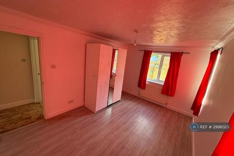 2 bedroom maisonette to rent, Gardner Place, Feltham, TW14