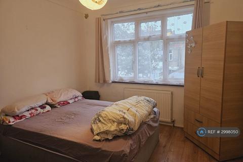 1 bedroom in a house share to rent, May Terrace, Ilford, IG1